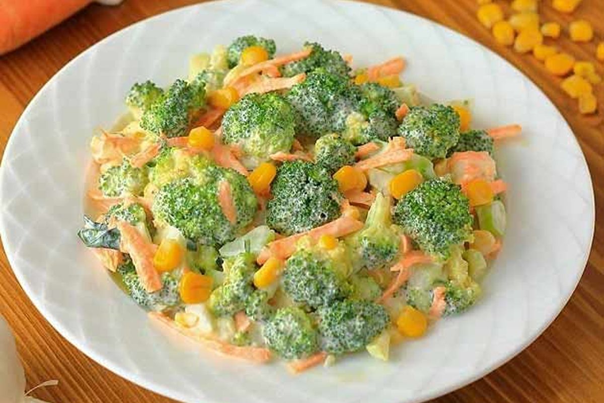 سالاد کلم بروکلی؛ طرز تهیه، مواد لازم و فوت‌وفن‌های تهیه یک سالاد سالم و خوشمزه